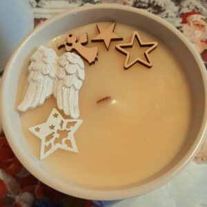 Vánoční minimalistická svíčka s andělmi